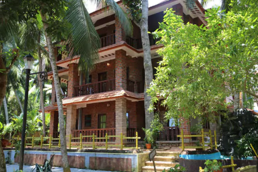 Navaratna Bungalow - трехэтажное здание