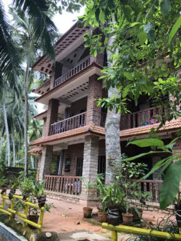 Navaratna Bungalow - трехэтажное здание